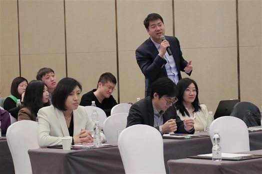 会议室里的人们
AI 生成的内容可能不正确。